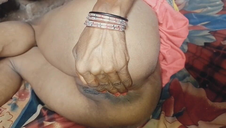 Deshi girl 9: Nativní indická švagrová si vymočila kundičku na cot