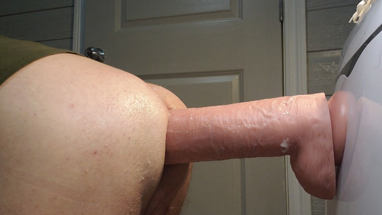 Charlieboy69: Sträcker min röv med enorm 15 tum king cock dildo 3 tum...