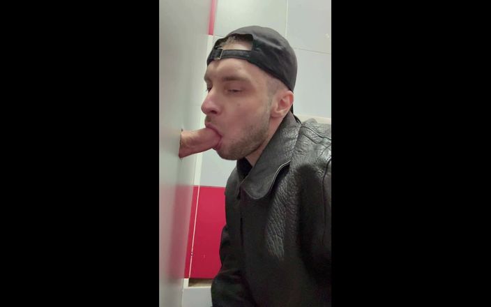 KinkySirius: चमड़े की जैकेट में Scally chav लड़का पहली बार ग्लोरी होल आजमाता है