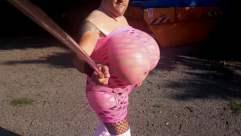 Endless Deeply: Passeggiata all'aperto con tette enormi in un abito a rete...