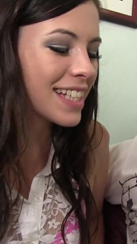 Veronica nimmt es mit einem riesigen schwanz auf und passt es in ihre geile muschi