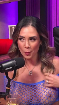 Giovane Latina Con Un Corpo Perfetto E Capelli Ricci Che Dice Porcate