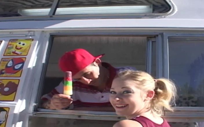 The Window of Sex: Scenă cu înghețată fierbinte - 4_busty blondă studentă se distrează în camioneta cu înghețată