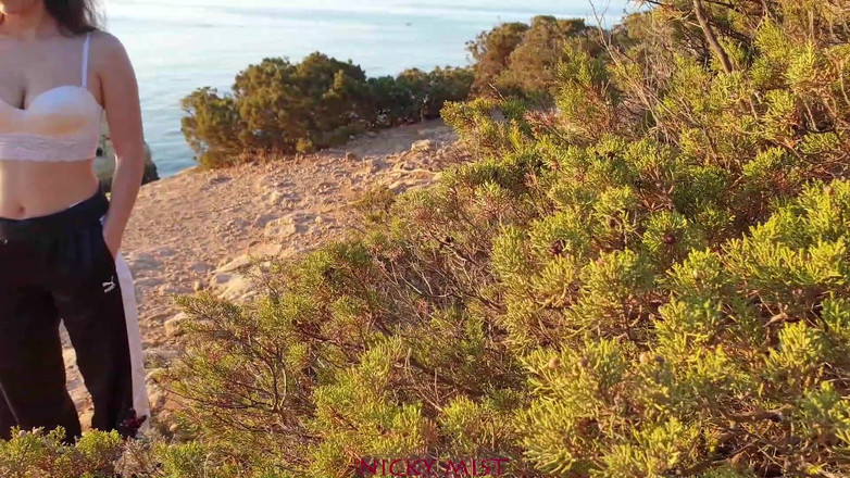 Nicky Mist: अजनबी आदमी मेरे मुंह में वीर्य निकालता है Nicky Mist