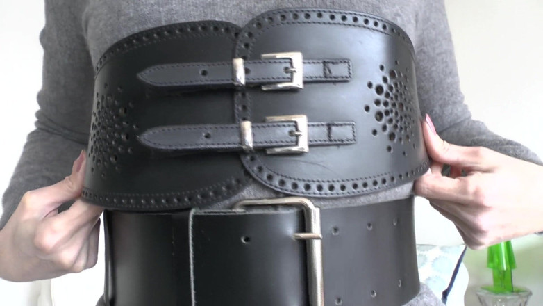 Lady Victoria Valente: リビングルームでのベルトフィッティング、パート3、レディ・ヴィクトリア・ヴァレンテ