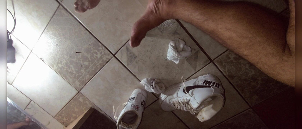 Stink HairyMale: Курю и показываю ноги