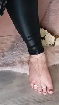 Gioco sensuale con i piedi, pizzo nero e gioielli d'oro