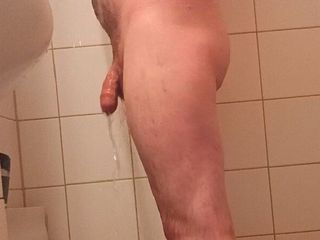 Uhri: Můj neoholený penis ve sprše