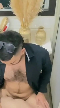 Cruising teppista scopa effeminato buco del culo gay senza preservativo nel bagno della stazione di servizio, lo scopa duro e viene dentro