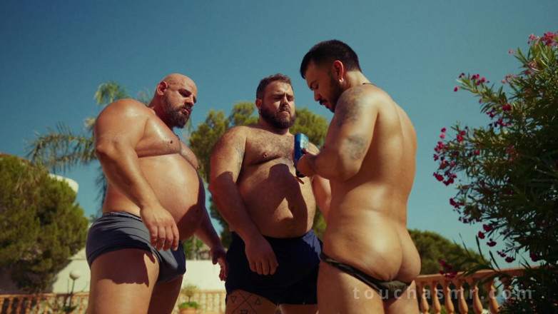 ScruffyStocky: Sahniges abreiben am pool: vier hände lecken einen bedürftigen sub,...