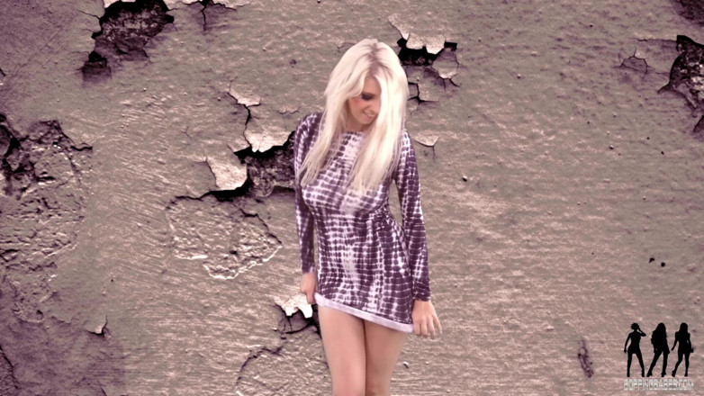 Bopping babes: Holly m - dans etmek için giyinmiş