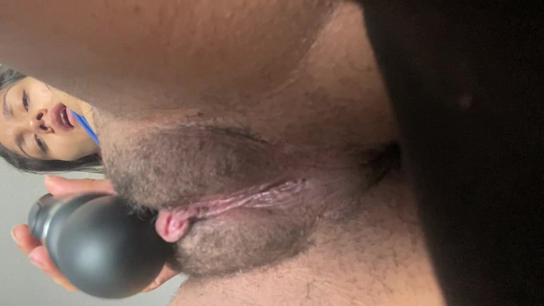 Mila James: Thủ dâm lồn đầy lông