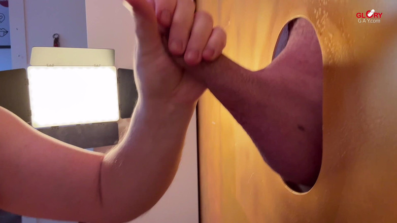 GLORYHOLEGAYS: बिल्डर अपने मोटे रॉक-सख्त लंड को धक्का देता है। तो फिर यह होता है?