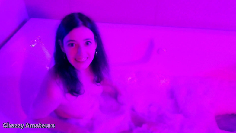 PornoJuice: Purple Light Jacuzzi ve vaně v hlavní roli s Chloe...