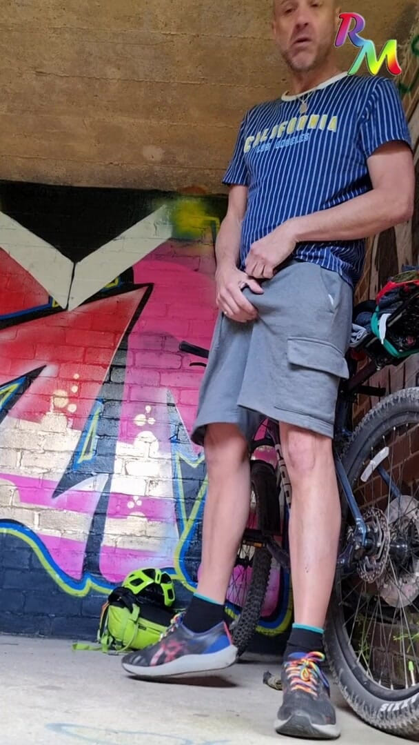 RainbowAdventures: Me pongo tan cachonda cuando sale en mi bicicleta que...