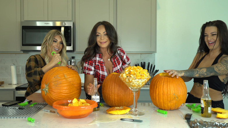 Evelin Stone: Kiki Mariah_970 Evelin Carve Pumpkins Nude Photoshoot After