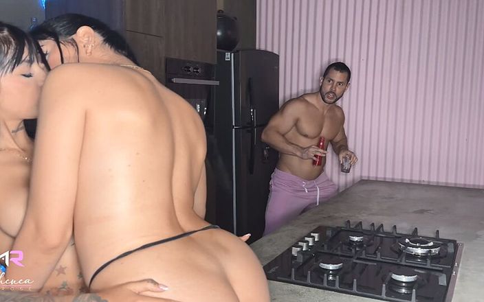 Athenea Rose: Duro sexo a três com latinas rabudas e um pau...