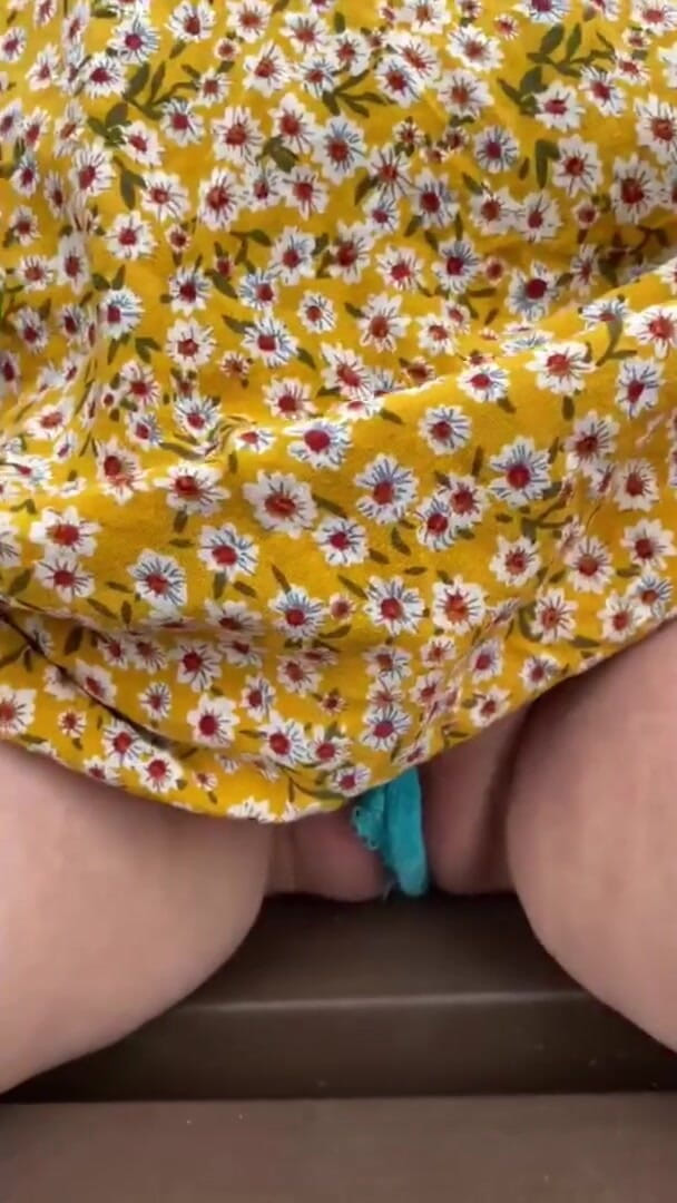 Hot potato girl: Je me doigte dans un parc