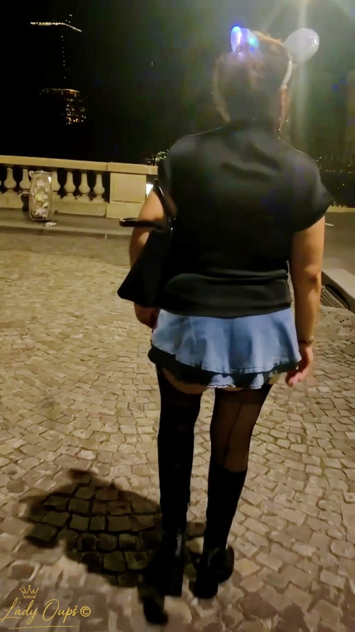 Lady Oups: Saya Berjalan Di Sekitar Paris Dalam Skirt Mikro Dengan Palam...