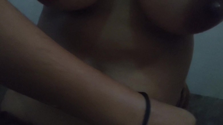 Rinkii: 화장실에서 보지로 핑거링하는 인도 소녀