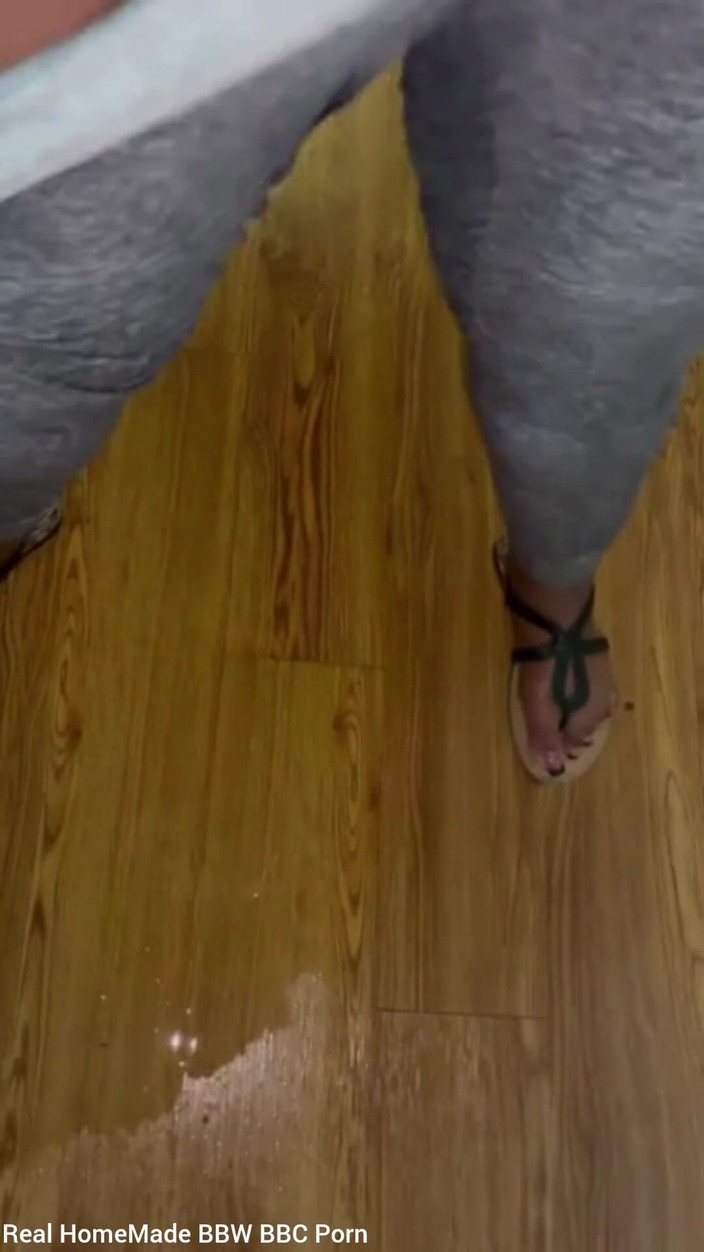 Super sexy ebony cuties: Zoufalá pro wee, která mi stahuje kalhoty chcaní na podlaze...