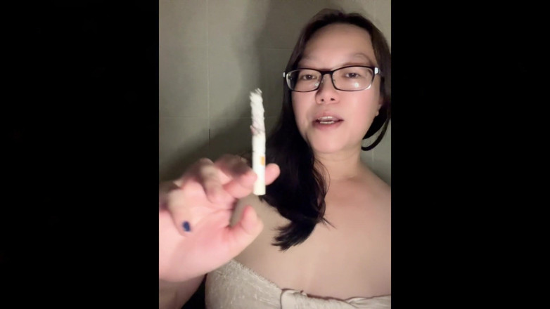 Smoking Asian: Азіатська матуся, яка курить ланцюгами, хвалить і нагороджує мого раба димом 4 сигаретами