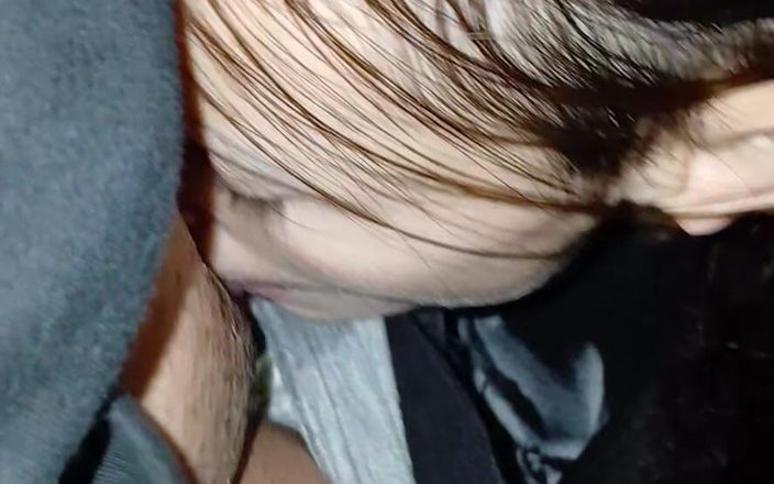 Lesbian-illusion: M-a prins împotriva unui copac în parc și mi-a mâncat cu lăcomie pizda