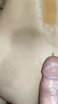 一个黑头发的雪女孩吹箫