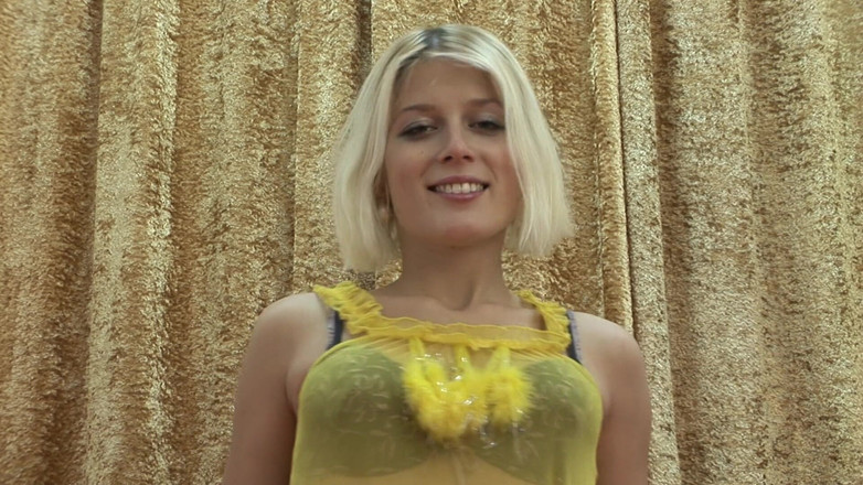 Toy Sluts: O curvă blondă ademanitoare te va face să fii excitat