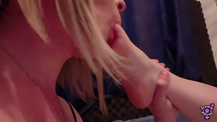Jessica Bloom: 내 발에 사정하고 핥는 펨돔 발 페티쉬 Joi