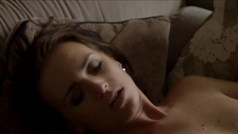 Romance with Love: 섹시한 창녀와 유혹하는 스타킹 소파 열정