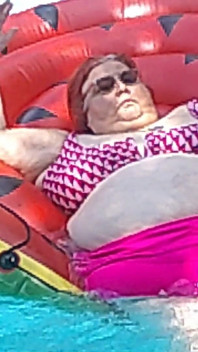 BBW看護師ヴィッキーが巨大なスイカに浮かんでいる短い動画