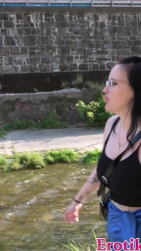 Niemiecka Pulchna Dziwka Z Tatuażem Zerżnięta Na Ulicy