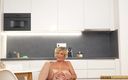 Older Lady Fun: Nicol Mandorla, mamie blonde excitée, se masturbe dans la cuisine