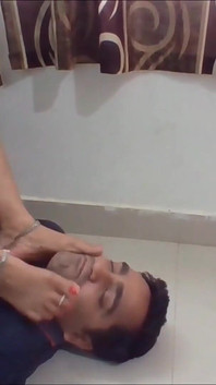 Karısının kokmuş ayaklarının altında!