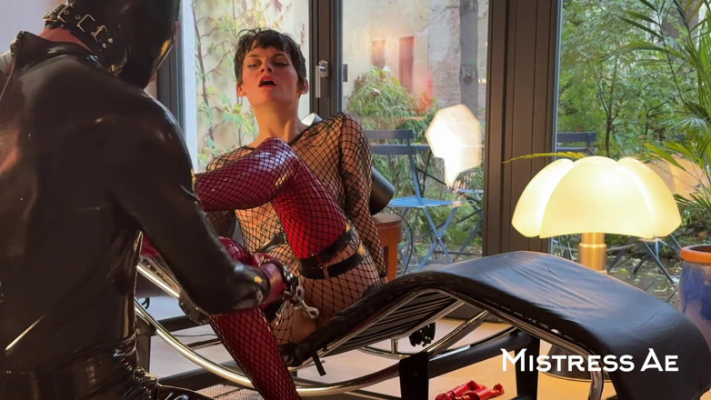 MistressAe: Berkongkek dan memancut mani di Chaise Longue