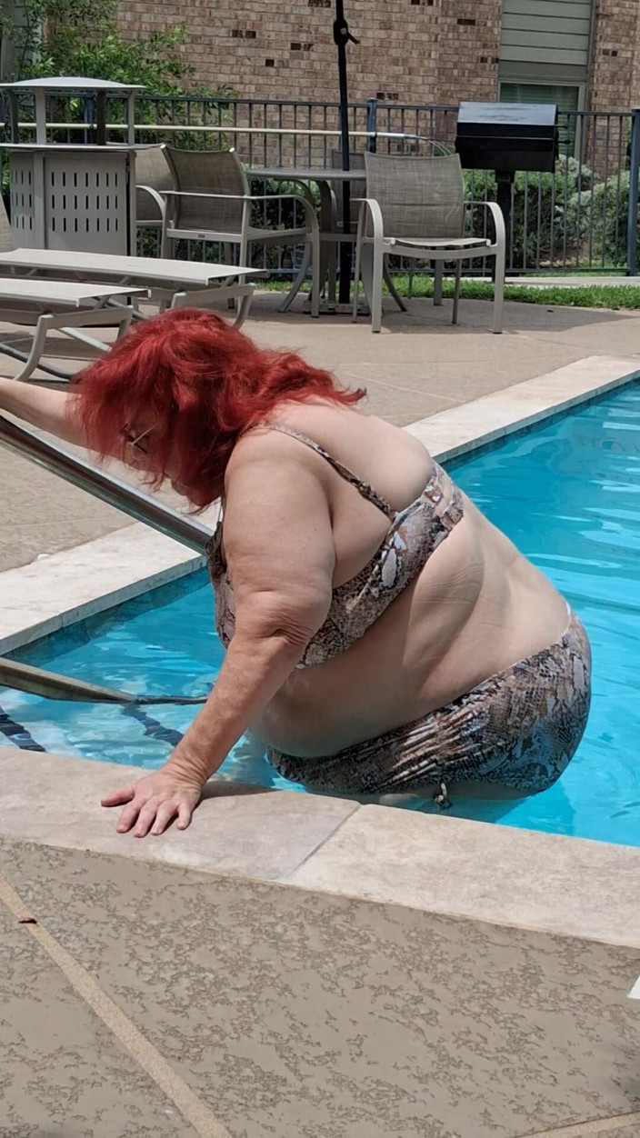 BBW nurse Vicki adventures with friends: L'estate È Arrivata! Il Tempo per La Prima Visita in Piscina...