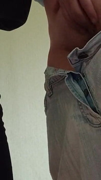 Dua pacarku lagi asik masturbasi pakai jeans sampai muncrat