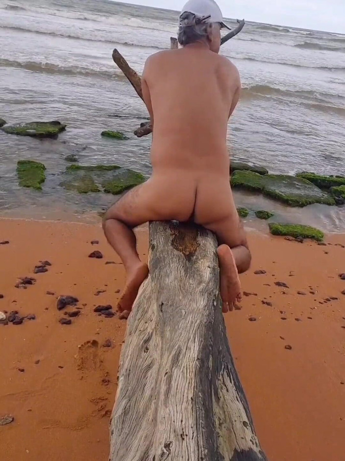 Ladysilvas: Naked Ladysilva on the Beach Showing off Her Hot Ass