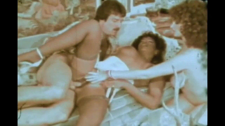 Vintage megastore: Matură sexy retro futută în cur după ce a pierdut la...