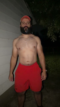 Un ourson musclé et du sperme à l’extérieur