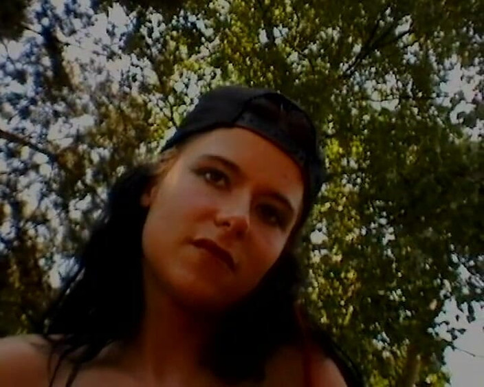 BB Video - Old School: Немецкая тинка с большими натуральными сиськами на улице в соло в любительском видео No3