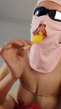 Sexy a nezbedná manželka zkouší oblečení, které stříhá.