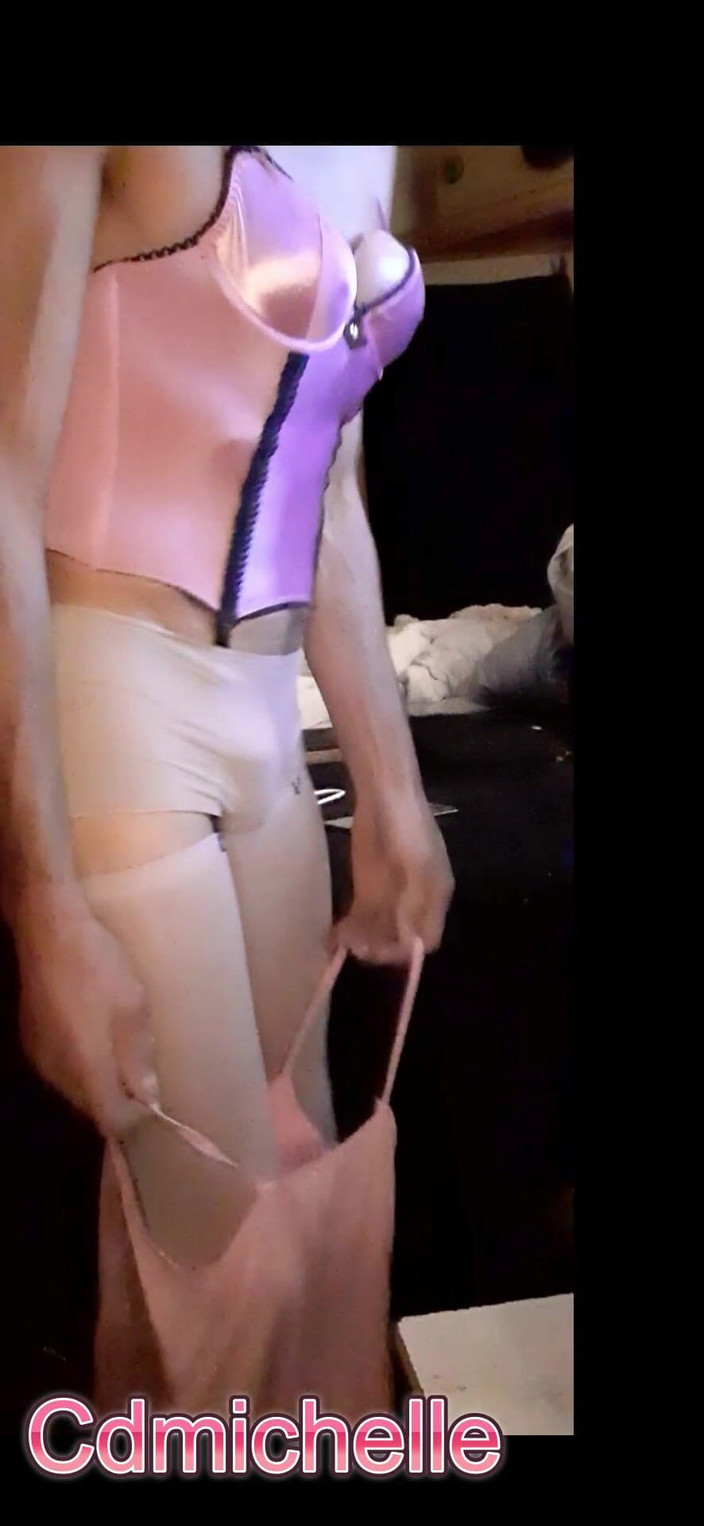 Cd Michelle lingerie: Cdmichelle у рожевій нижній білизні, а потім одягає рожеву сукню