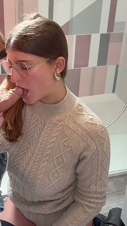 Video Porno One: Första gången framför kameran för denna fantastiska blonda med stor...