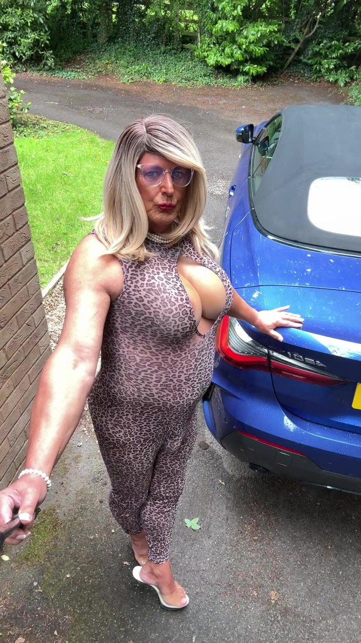 Kellycd2022: Sexy Crossdresser Kellycd2022 v leopardí tiskové kombinéze a podpatcích
