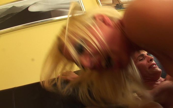 Hand Lotion Studios: Gagică blondă amatoare a fost futută și ejaculată de doctor