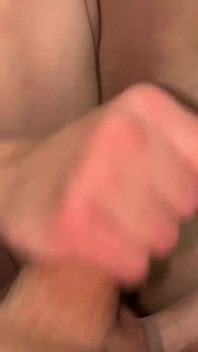 Fute pula iubitului ei și are parte de o ejaculare facială bună