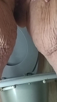 그녀의 보지를 핥고 핑거링하는 젖탱이