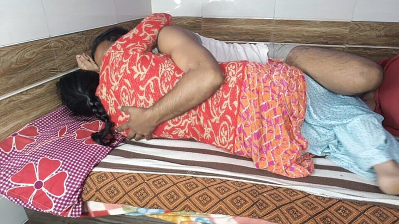 Pyaripooja22: Dívka má sex se svým přítelem o studené zimní noci.